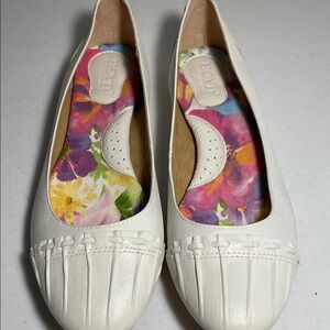 Born White Leather Floral-Insole Ballet Flats 9.5 Like New